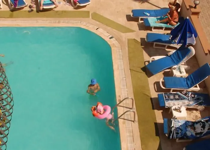 מלון דירות Saffron מרמריס